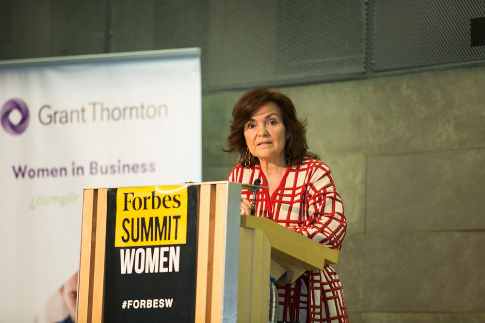 Carmen Calvo: «¿Por qué muchas mujeres jóvenes tienen que elegir entre desarrollarse profesionalmente o ser madres?»