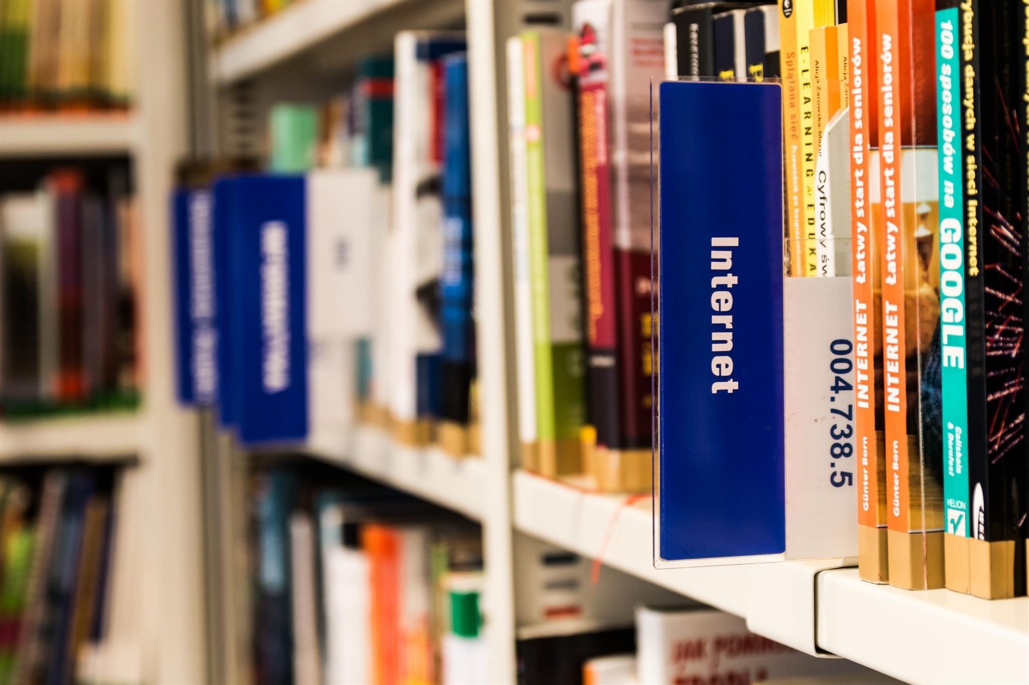 Libros en la estantería de una biblioteca