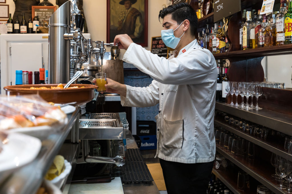 Un camarero sirve una cerveza en un bar de Madrid. Getty.