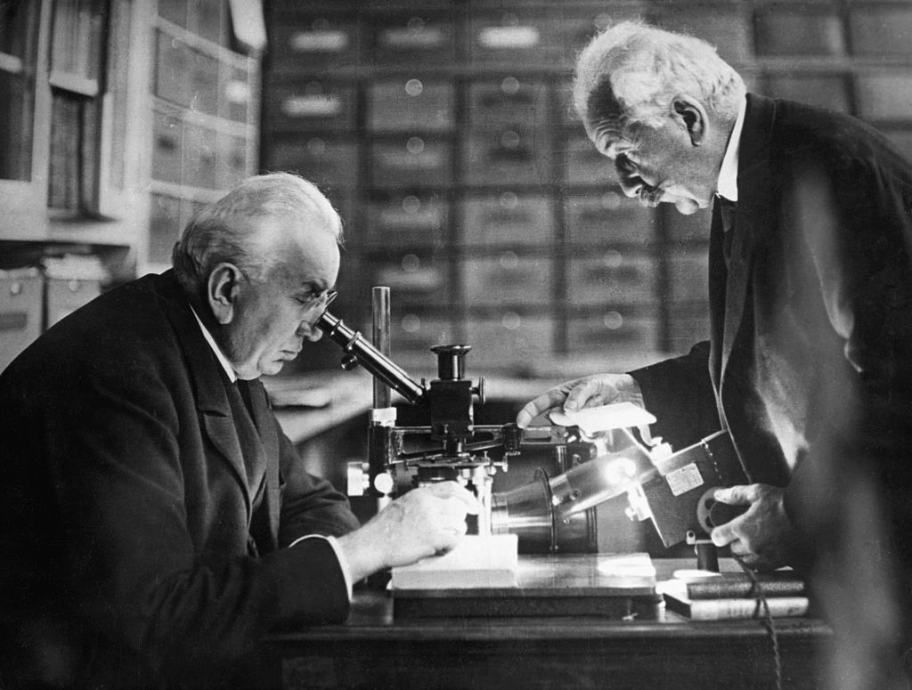 Auguste Lumiere (1862-1954) y Louis Jean Lumiere (1864-1948) en su laboratorio de Lyon (Francia). Los hermanos Lumiere inventaron el proceso Lumiere de fotografía en color y una de las primeras cámaras cinematográficas. Fotografía. Foto: Getty Images