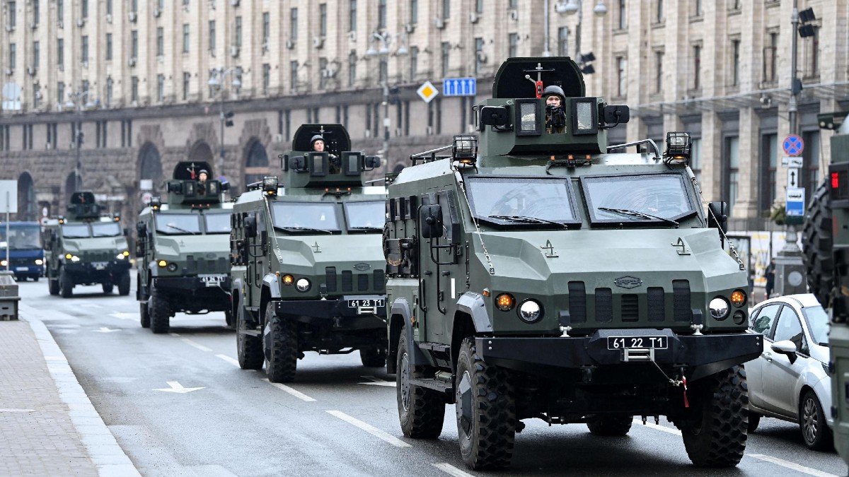 Los vehículos militares ucranianos pasan por la plaza de la Independencia en el centro de Kiev.