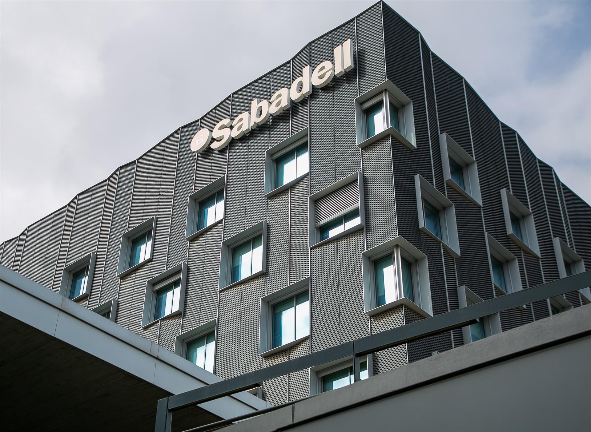 Banco Sabadell gana 213 millones hasta marzo, casi el triple, tras la mejora de los márgenes