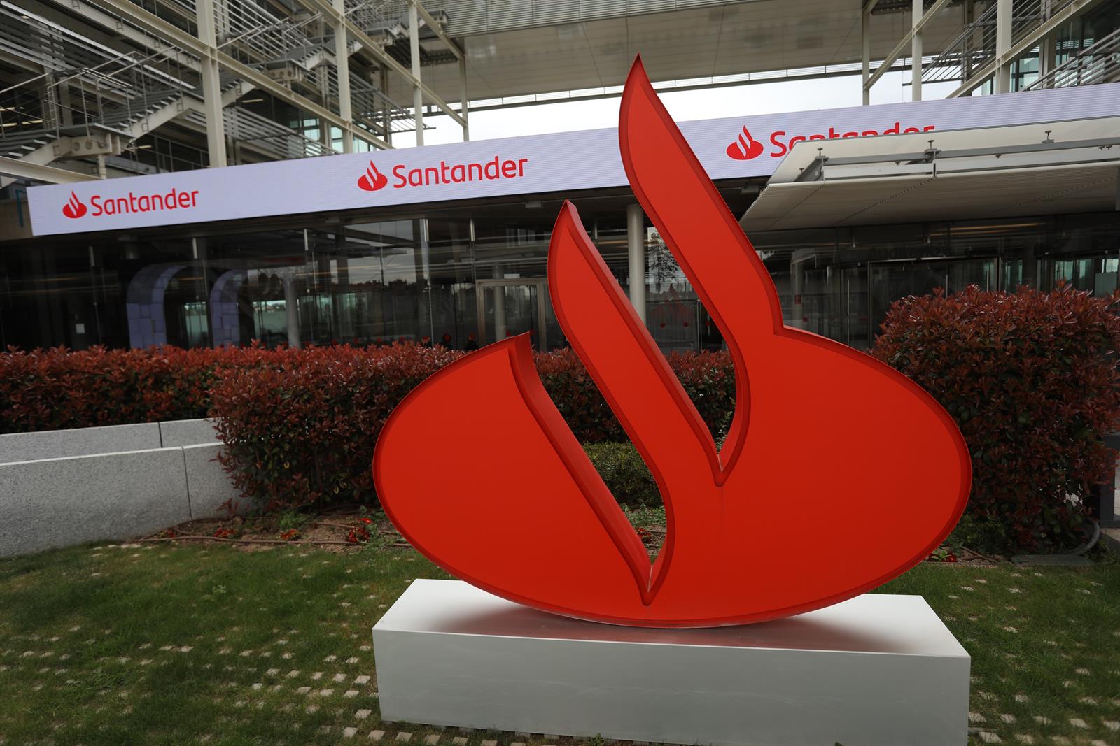 Un banquero del Santander, el mejor pagado: esto es lo que cobran en el sector