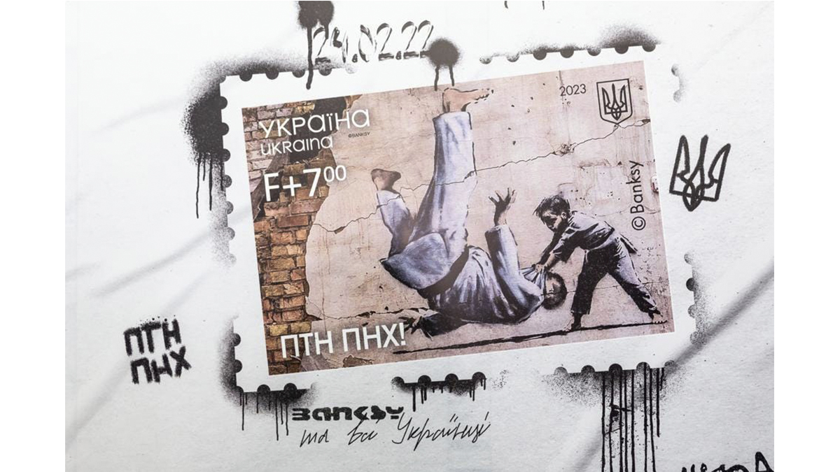 Banksy en Ucrania: por qué uno de sus murales de zonas de combate se ha convertido en un sello postal oficial ucraniano