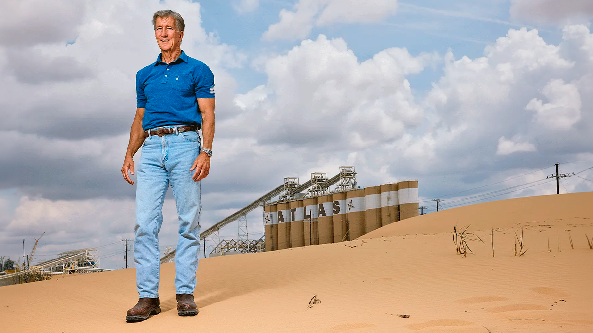 Este magnate gana cientos de millones vendiendo toneladas de arena para el fracking