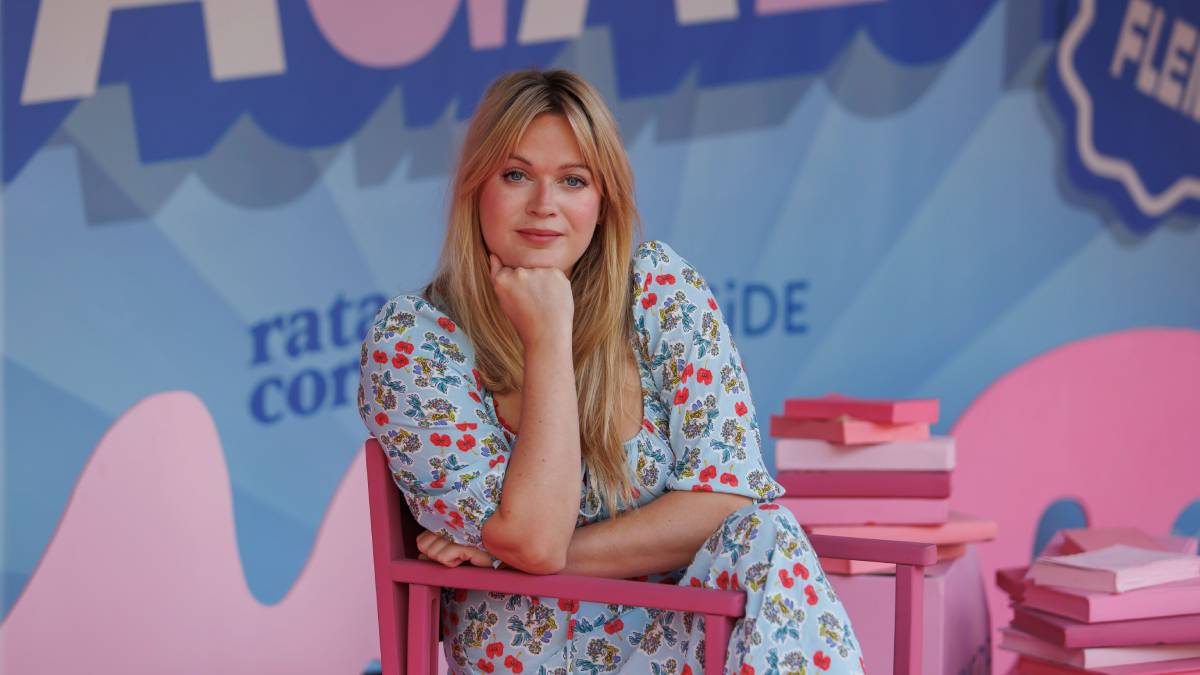 Dolly Alderton, la escritora experta en amor, belleza y citas: “Recibo fotos de hombres leyendo mi libro”