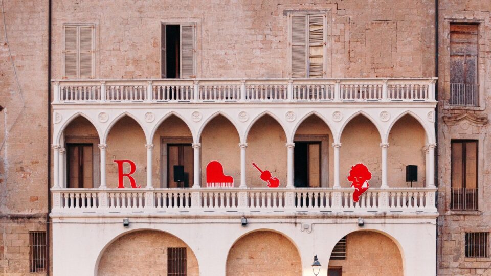 Códigos secretos y un elogio a la locura: el Festival Ritratti de Puglia, escenario imprescindible del verano cultural italiano
