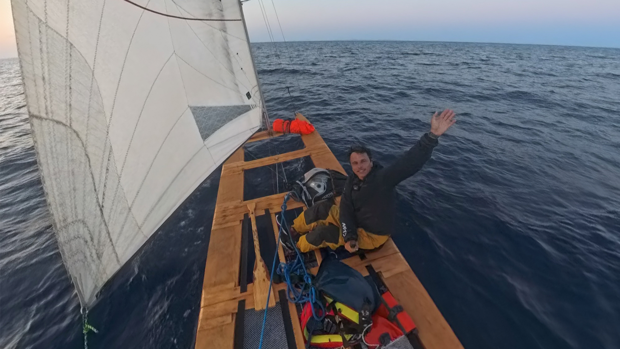 130 millas en lo esencial: Barcelona-Menorca en patín de vela